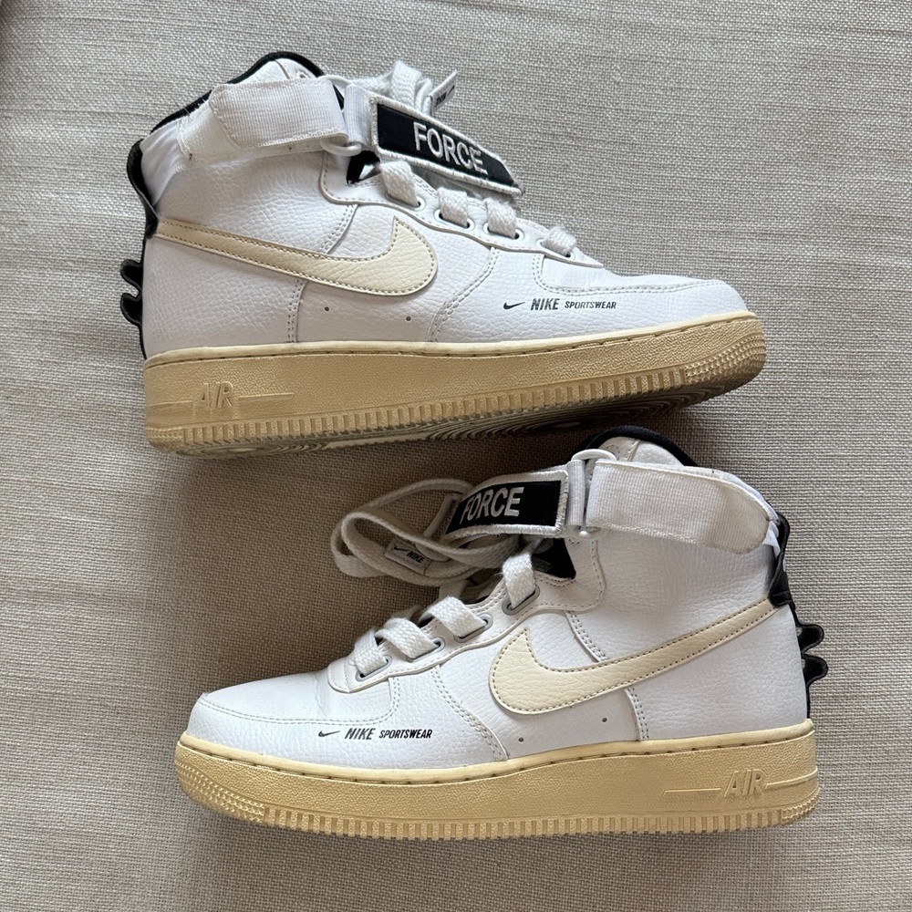 Nike (WMNS) Air Force 1 High Utility 'White'